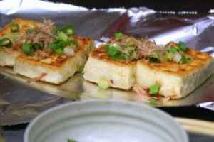豆腐ステーキ　鉄板焼きメニューも取りそろえております。